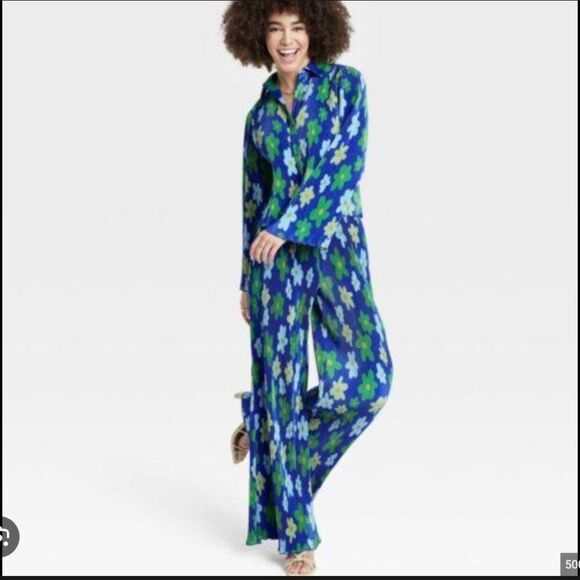 Target Blue and Green Floral Blouse - Picture 2 of 7